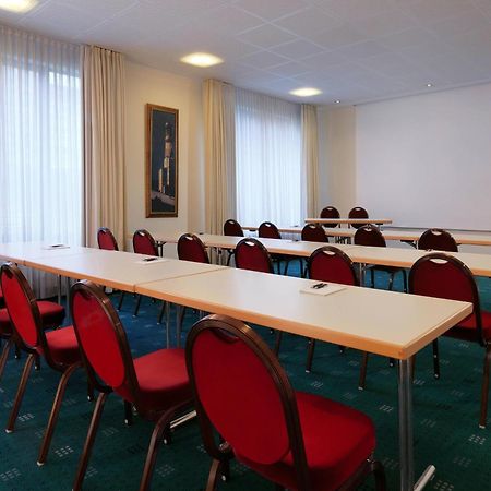 Sheraton Carlton Nuernberg Exterior photo A typical classroom layout
