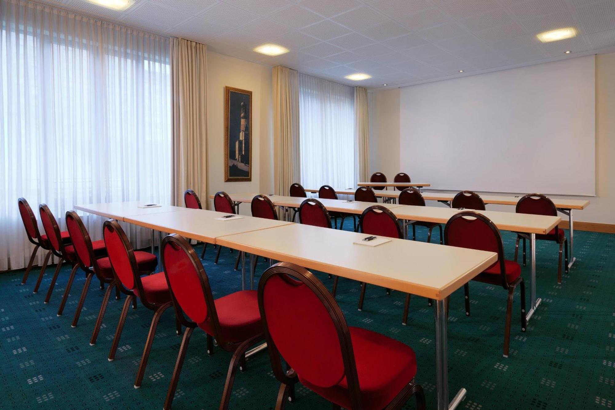 Sheraton Carlton Nuernberg Exterior photo A typical classroom layout