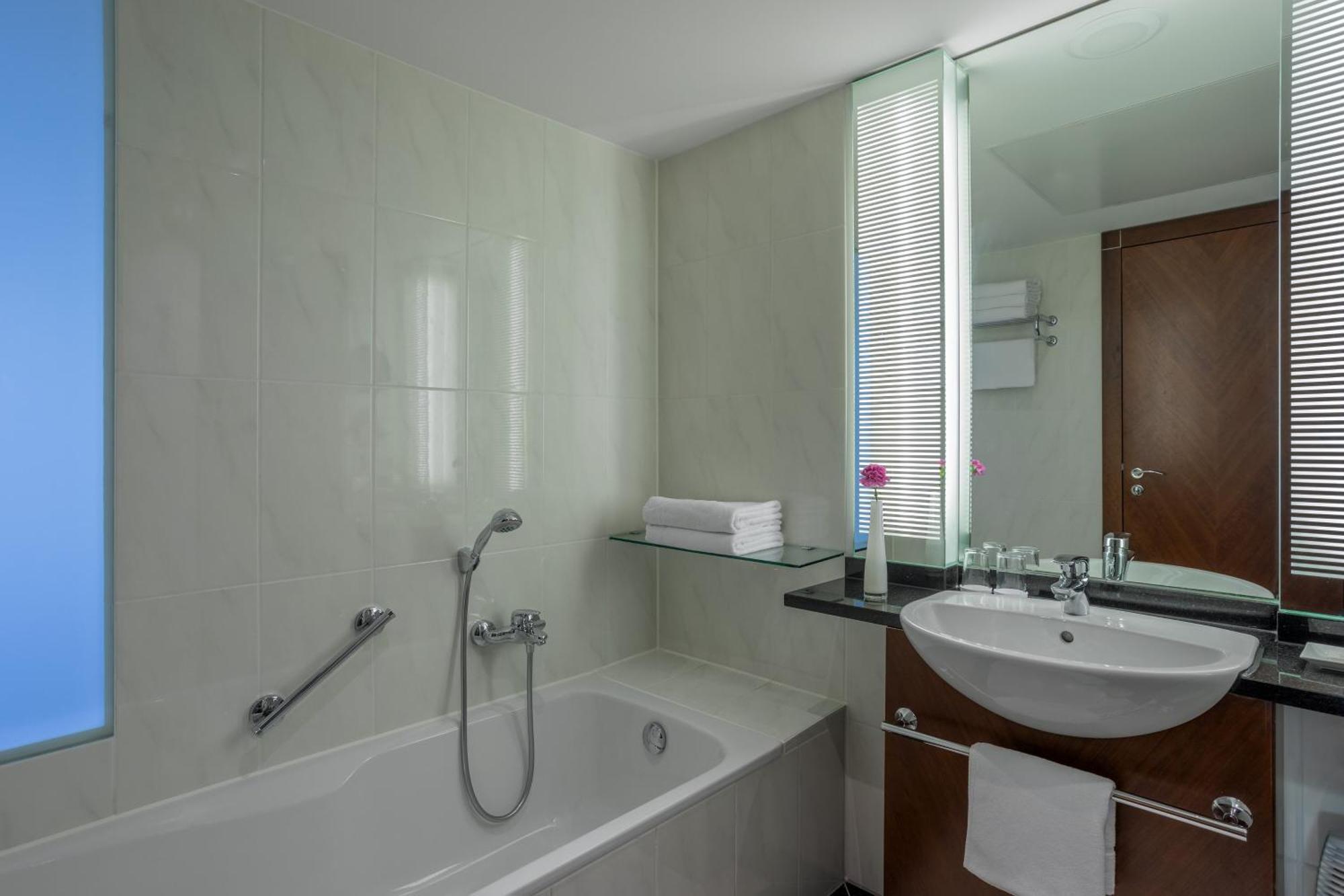 Sheraton Carlton Nuernberg Exterior photo Bathroom