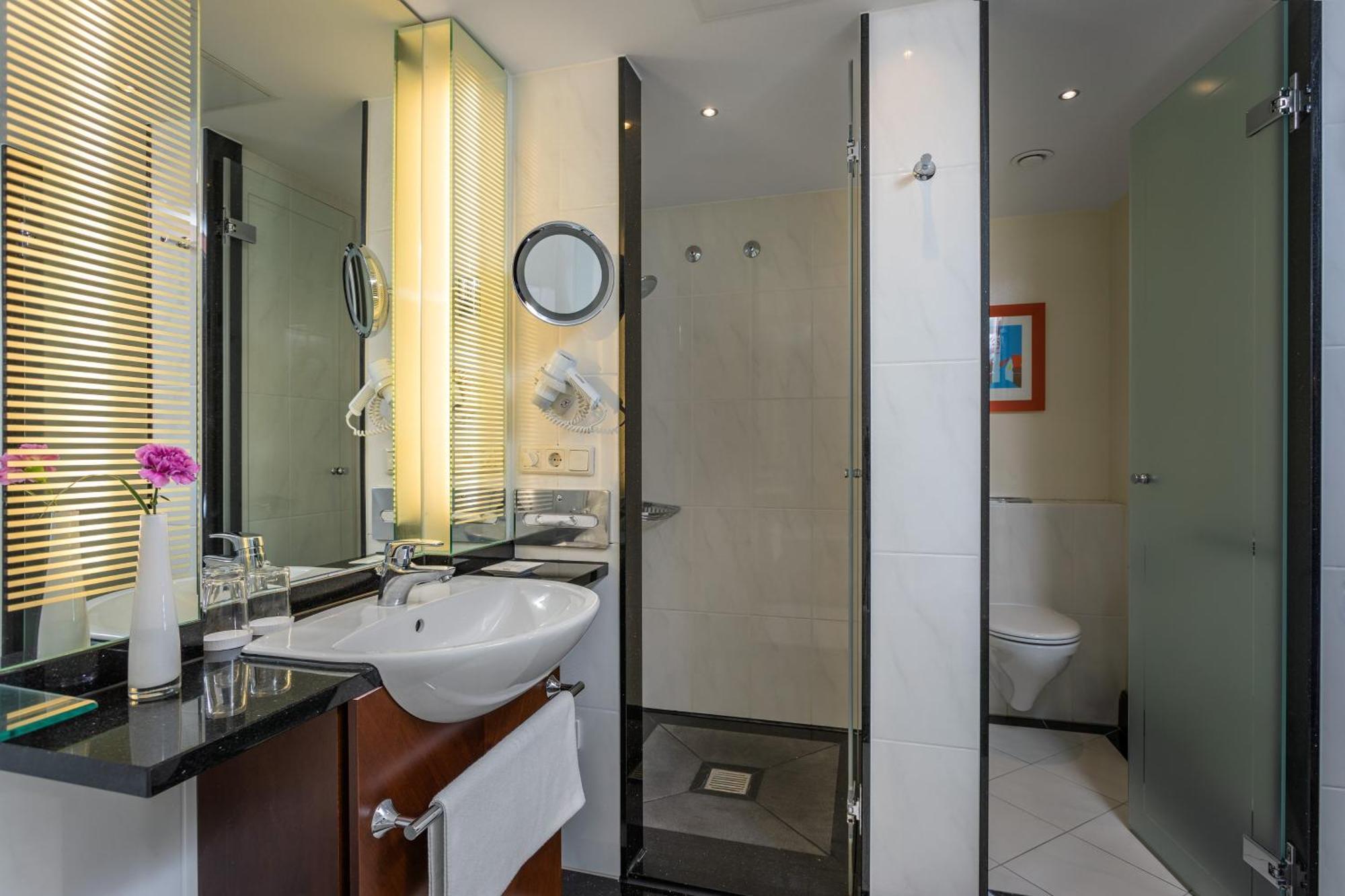 Sheraton Carlton Nuernberg Exterior photo Bathroom