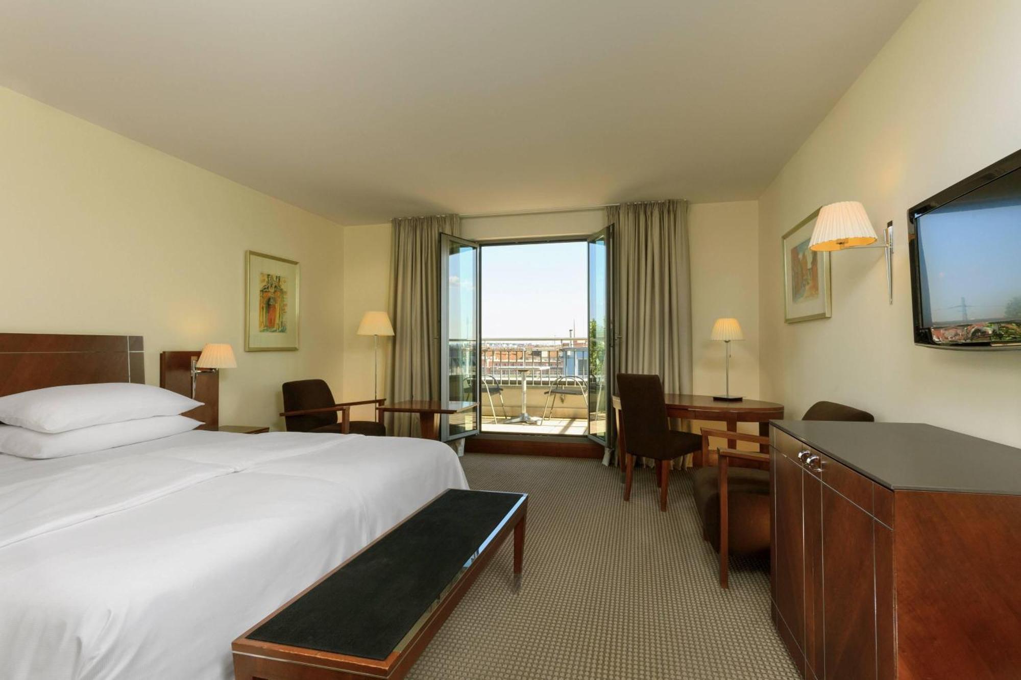 Sheraton Carlton Nuernberg Exterior photo A room at the hotel